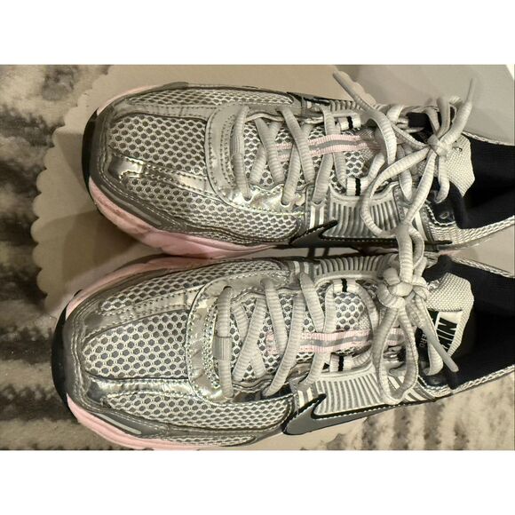 Nike Women's Zoom Vomero 5 Running Shoes Mesh Sneaker Shoes Silver Pink Size 7.5 - Picture 8 of 12